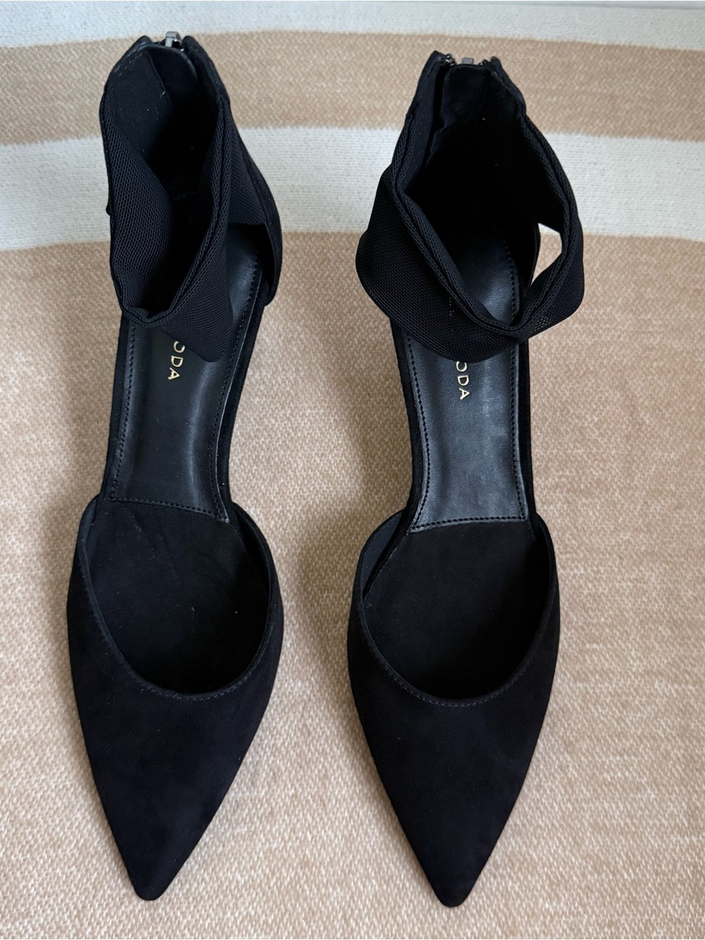Pelle Moda Cam Pointy Toe Ankle Strap
Pump Black Size 8 New